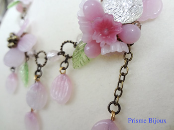「Piece of Universe - Hana」桜の花と花びらのビーズで、季節の移ろいを表現したネックレス
